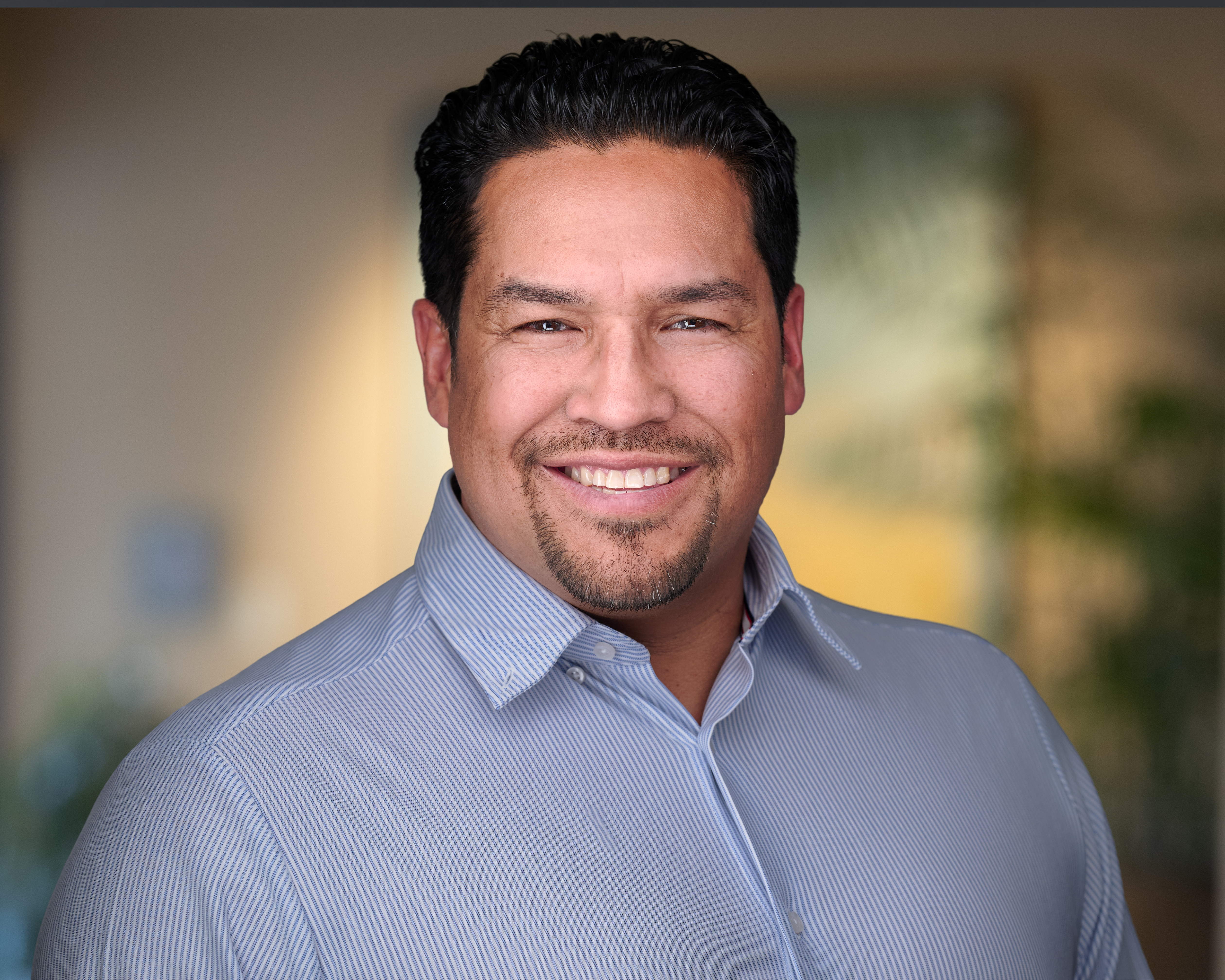 Real estate agent headshot Phoenix - indoor environmental background